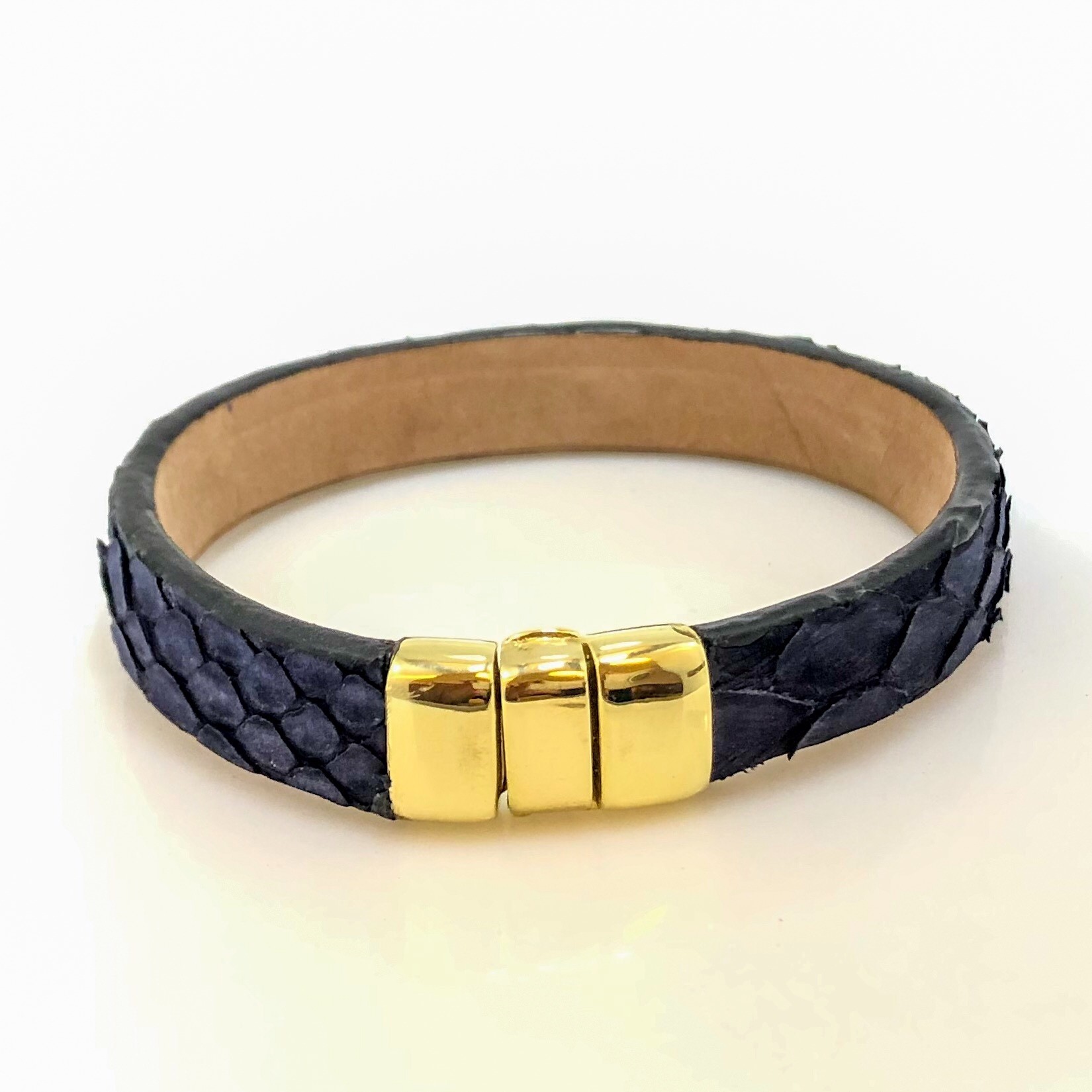 rechtbank tafereel ontspannen Leren armband met geel gouden sluiting - ArtiMart Sieraden